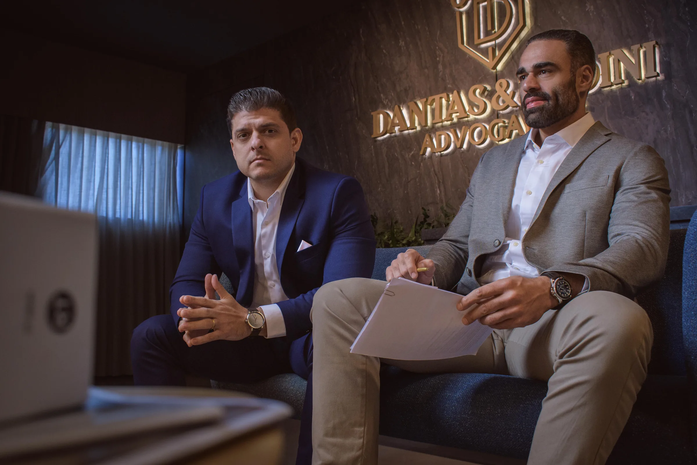 Os sócios Gustavo Dantas e Felipe Tadini em reunião no escritório
